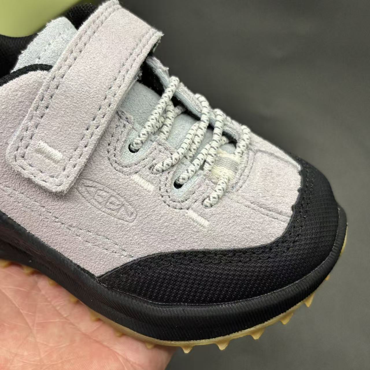 Children's shoes child
